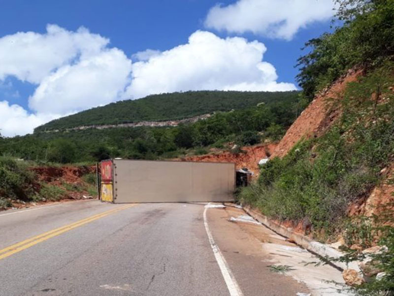 Rio De Contas Caminh O Carregado Frios Tomba Na Ba E Carga