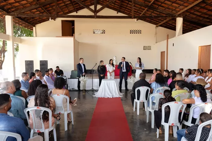 Casais selam união em casamento comunitário realizado no Distrito de Mutans, em Guanambi