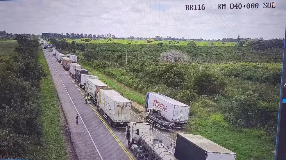 Rodovia BR-116 é liberada após mais de 24 horas de interdição por risco de explosão de caminhão em Vitória da Conquista
