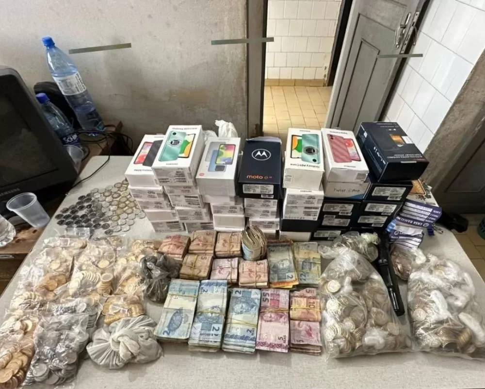 Capturado suspeito de arrombamentos de estabelecimentos comerciais em Macaúbas; PM recuperou 38 celulares e R$ 8 mil em dinheiro
