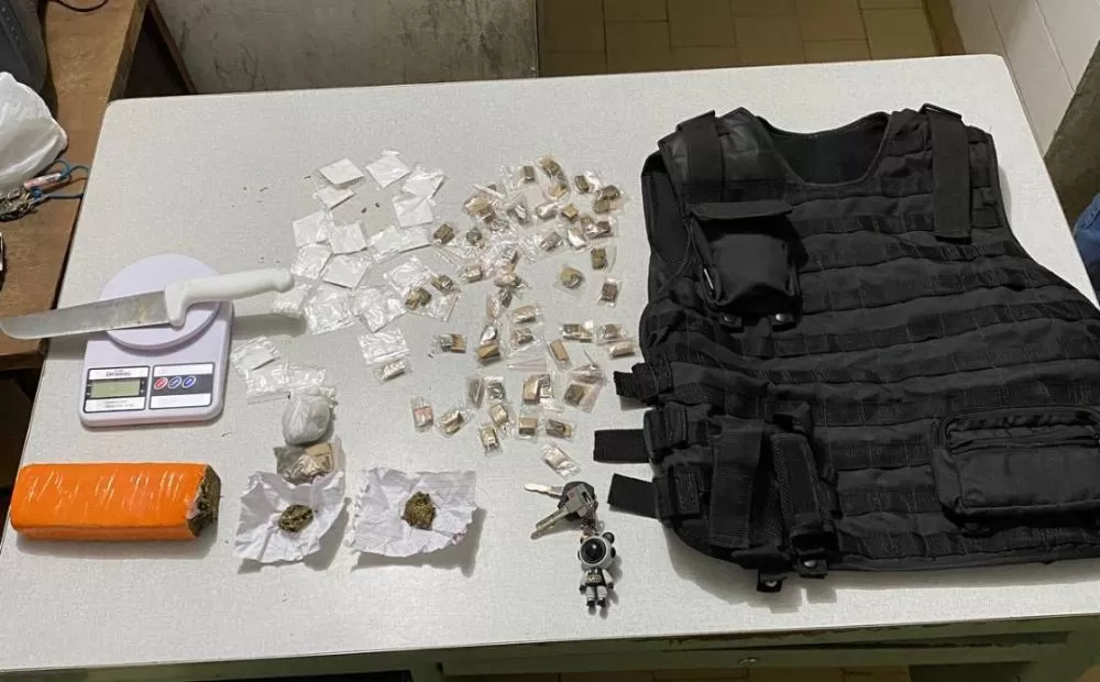 Polícia Militar realiza apreensão de drogas e detém suspeito em Macaúbas