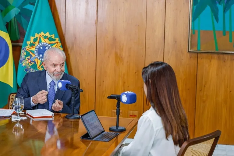 Em entrevista a TV Record Lula diz que “O país está vivendo um momento sensacional’