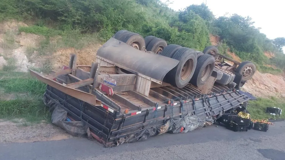 Caminhão perde freios e capota na BA-639; condutor sai ileso