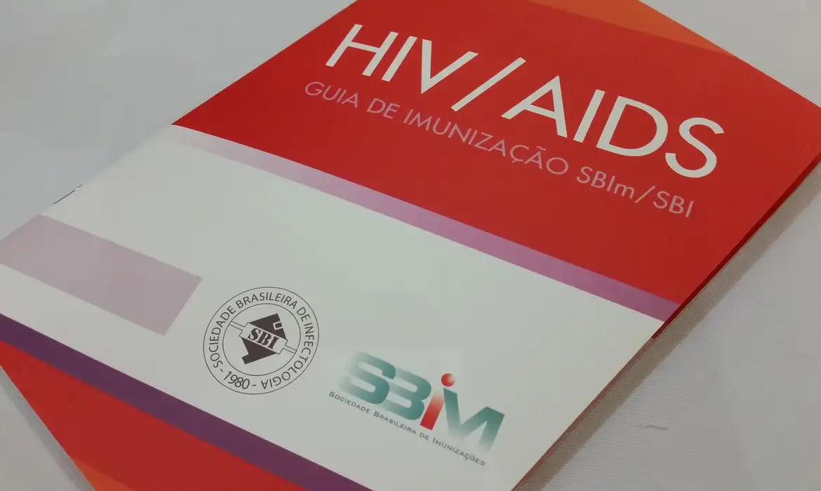 Geriatra chama atenção para aumento de casos de HIV em idosos