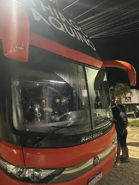 Ônibus do cantor Thiago Aquino é alvo de tiros durante tentativa de assalto na Bahia