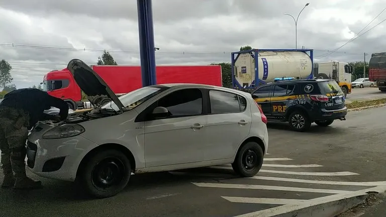 Carro roubado é recuperado pela PRF em Vitória da Conquista