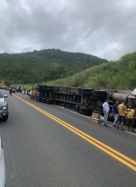 Motorista morre ao tentar saltar de carreta durante tombamento na Bahia