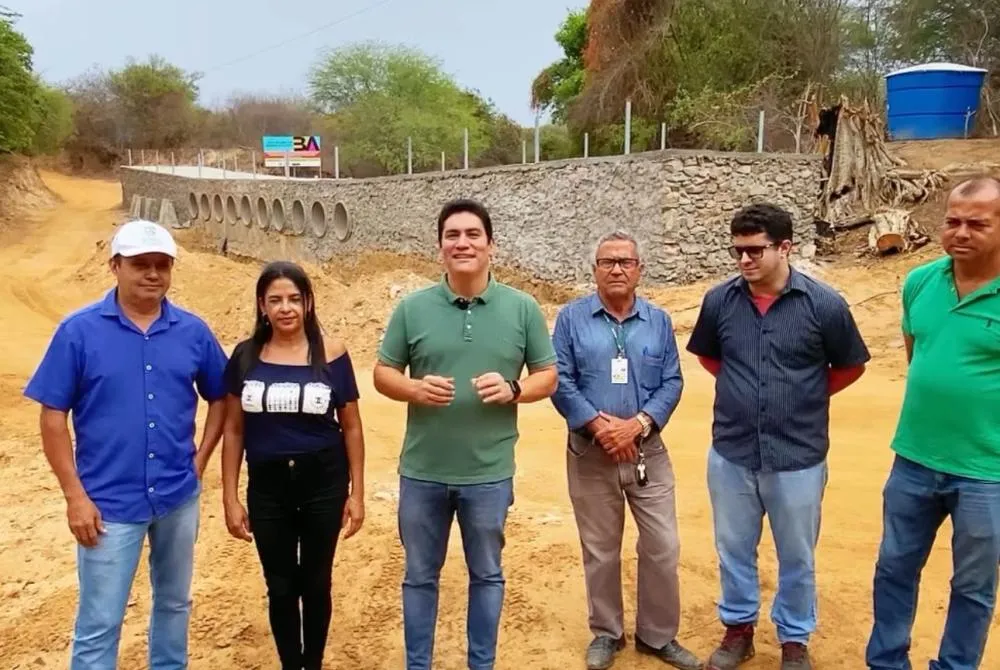 Guilherme Bonfim acompanha avanço das obras na passagem de pedra no Espinheiro, em Brumado