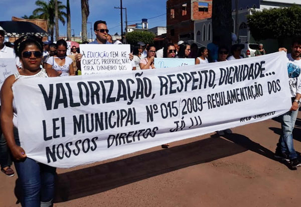 Barra da Estiva: professores da Rede municipal mantêm greve e fazem passeata