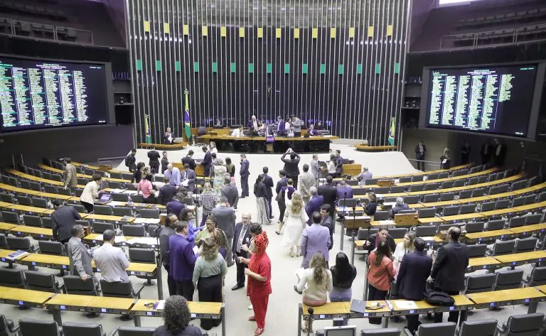 Câmara dos Deputados aprova em dois turnos PEC que facilita pagamento de dívidas de partidos políticos