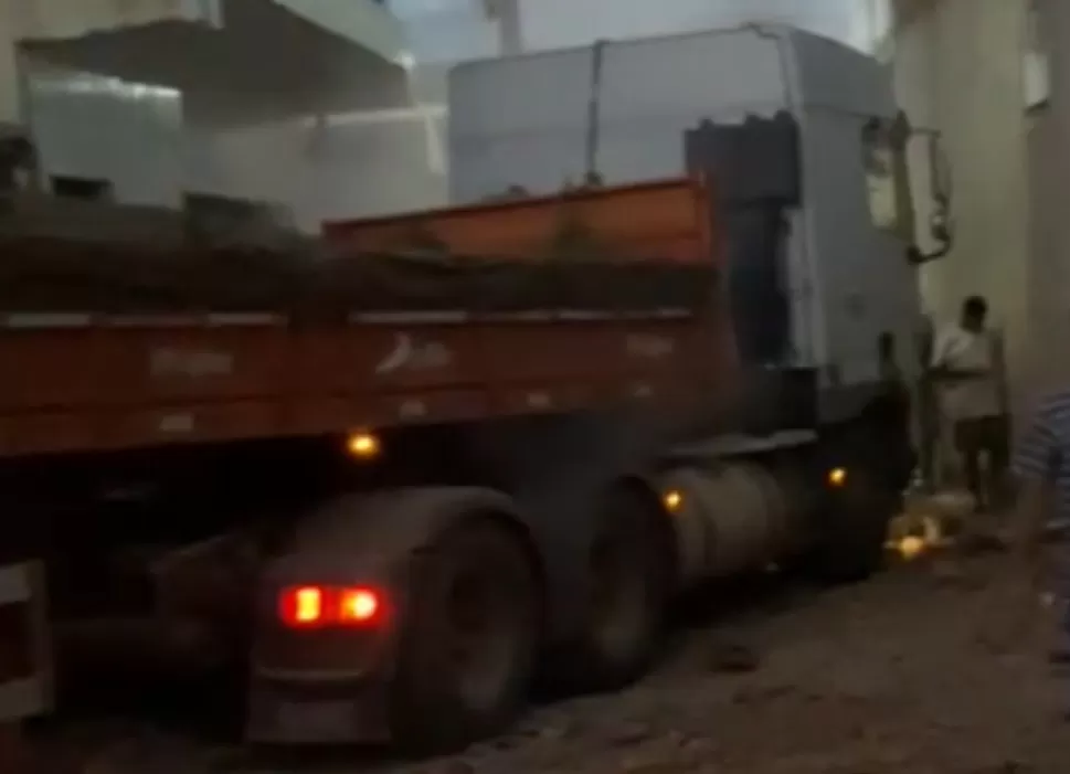 Carreta perde controle e colide com veículo e imóveis na BA-142 em Ituaçu
