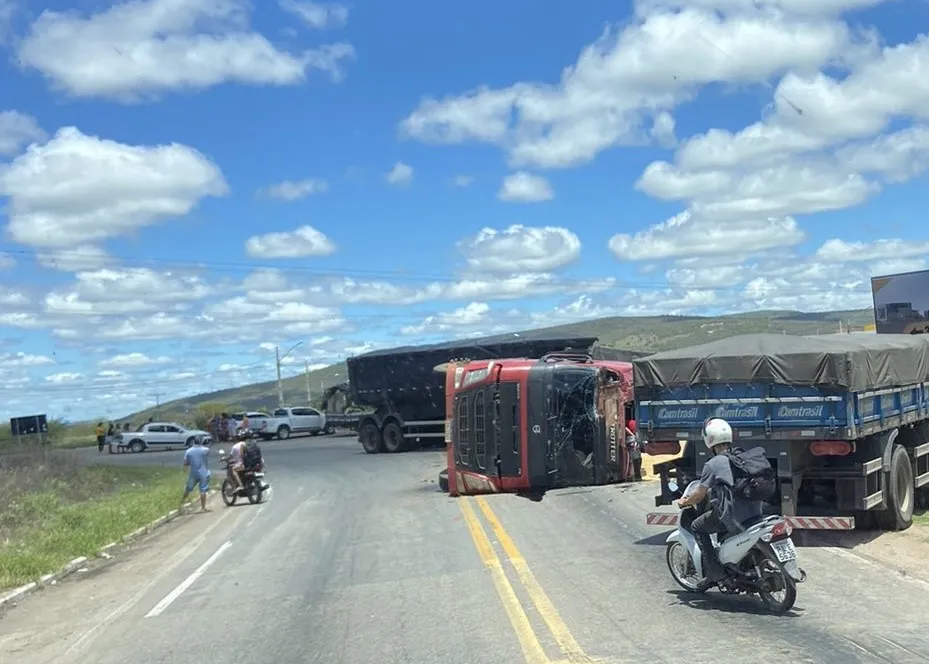 Carreta carregada de soja tomba na rotatória da BR-030 com a BA-262 em Brumado