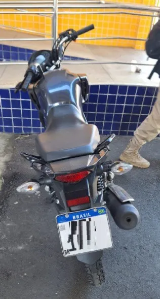 PRF recupera motocicleta adulterada transportada em bagageiro de ônibus em Vitória da Conquista