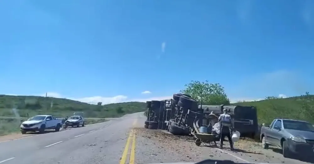 Carreta carregada de milho tomba na BA-262 em Brumado; carga é saqueada por populares