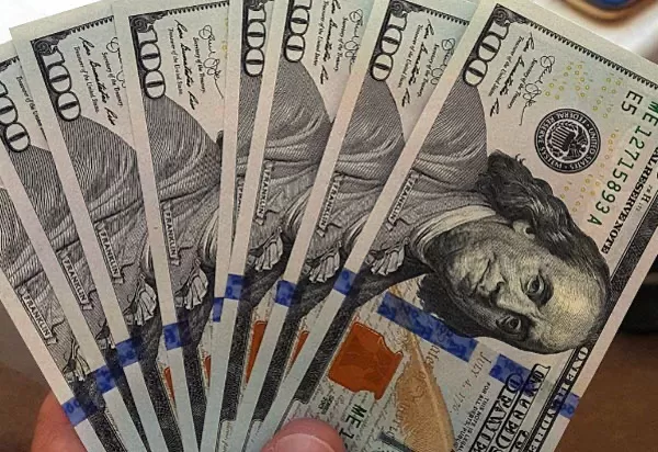 Dólar ultrapassa R$ 5,40 com juros nos EUA e após devolução de MP