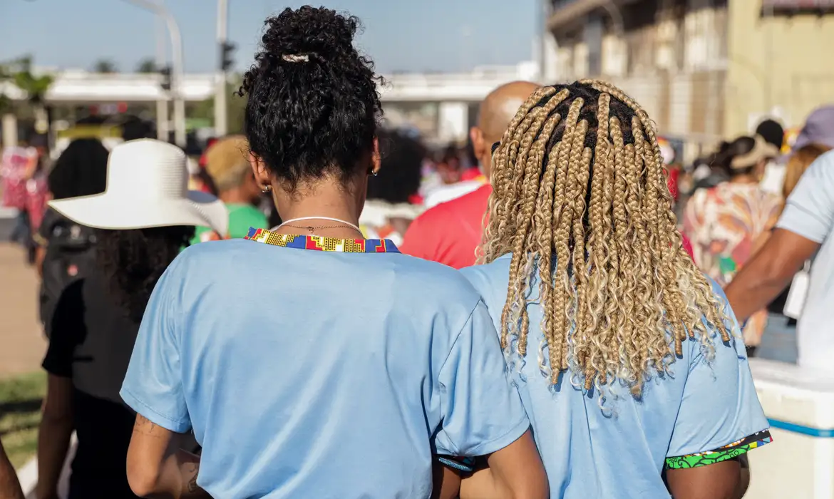 Violência contra mulher negra: maioria dos casos começa na juventude