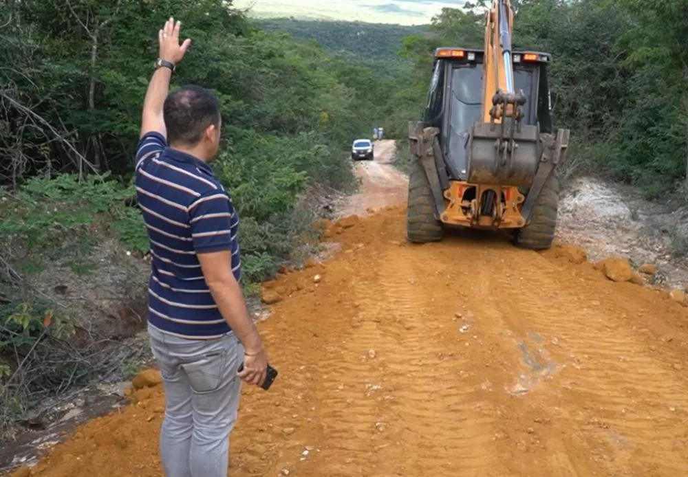 Prefeitura de Ituaçu investe em cascalhamento de estradas com recursos próprios