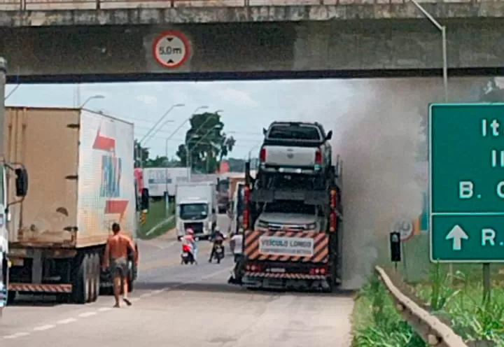 Conquista: Veículos pegam fogo em cima de carreta cegonha na BR-116