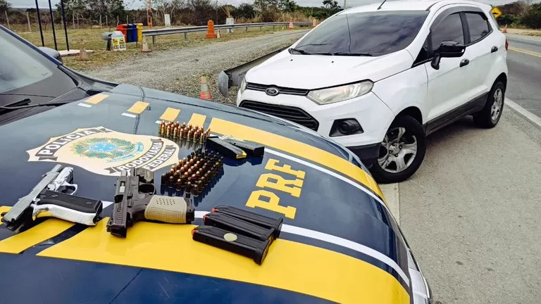 PRF apreende pistolas, carregadores e munições escondidos dentro de carro roubado
