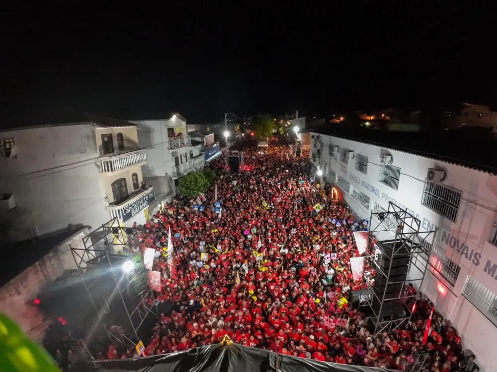 Caminhada de Guilherme Bonfim no bairro São Félix reúne população e conta com a participação do governador Jerônimo Rodrigues