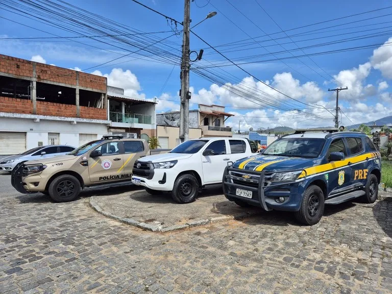 Operação Conjunta entre PRF e PM Recupera Veículo de Luxo em Ibicaraí