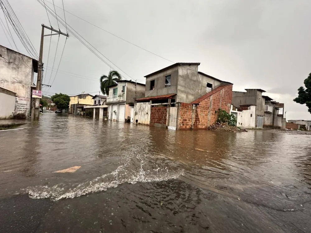 Forte chuva atinge Brumado e alaga ruas; previsão indica mais chuvas no fim de semana