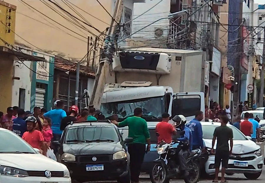 Brumado: Caminhão Frigorífico desce desgovernado e causa acidente na Avenida Coronel Santos
