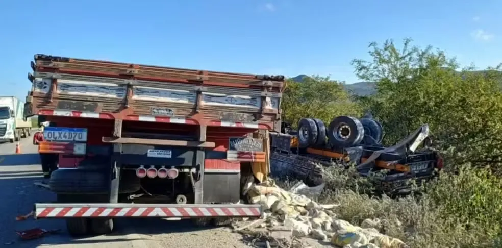 Dois homens morrem em engavetamento entre três caminhões na BR-407