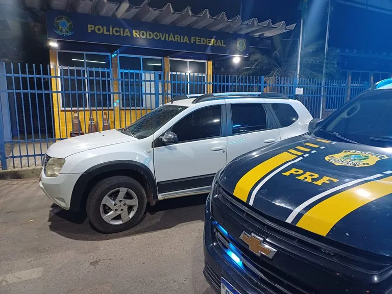 PRF recupera carro adquirido no 'golpe do pix' e detém casal em Barreiras