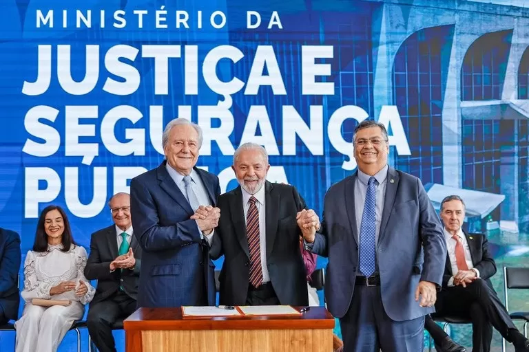 ‘Queremos construir parcerias para combater o crime organizado’, diz Lula na posse do ministro Lewandowski