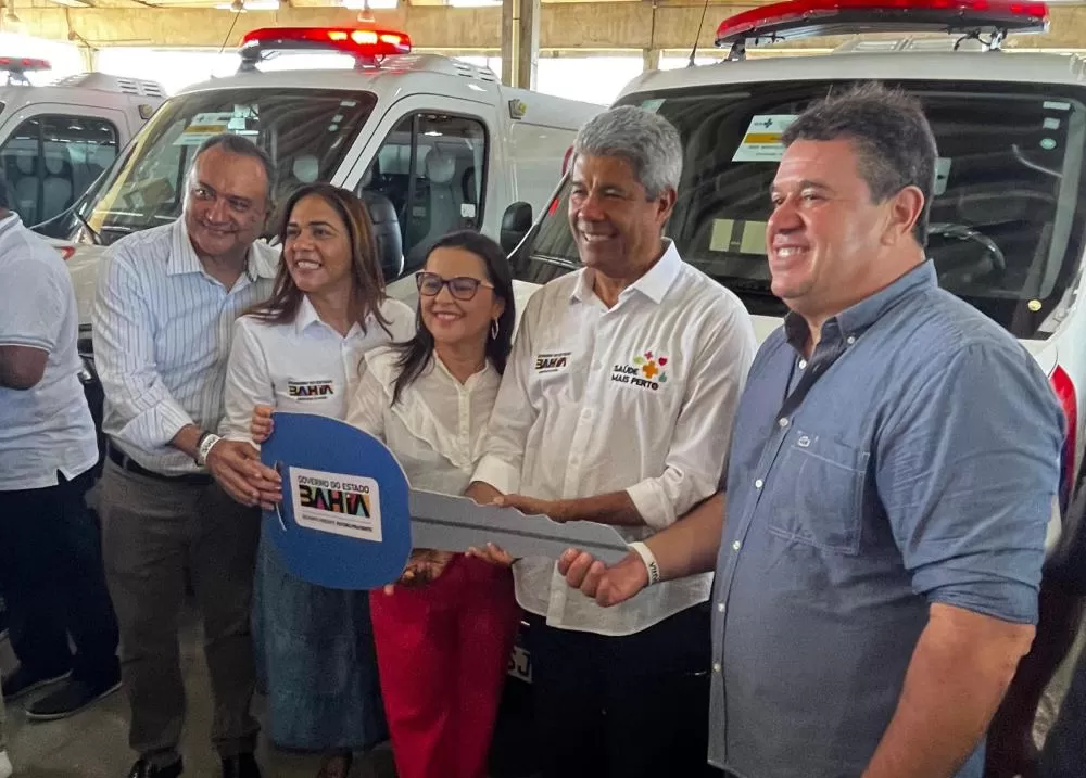 Marquinho Viana entrega ambulância para a cidade de Maetinga