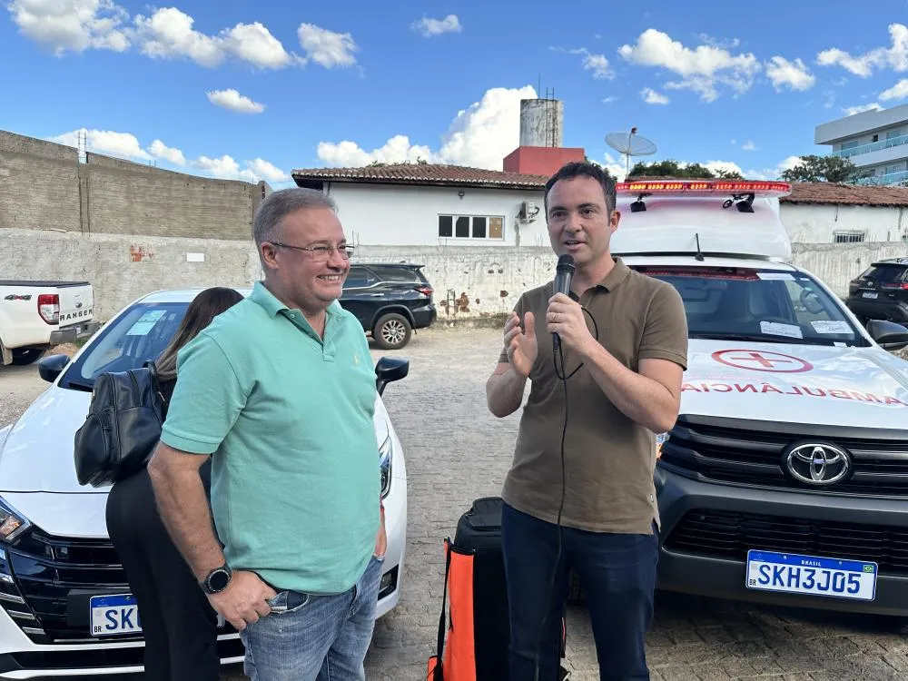 Prefeito Fabrício Abrantes entrega novas ambulâncias e veículo para secretarias municipais em Brumado 