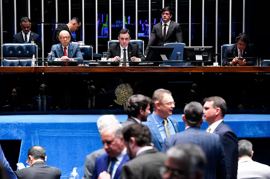 Senado aprova PEC que limita decisões individuais no STF