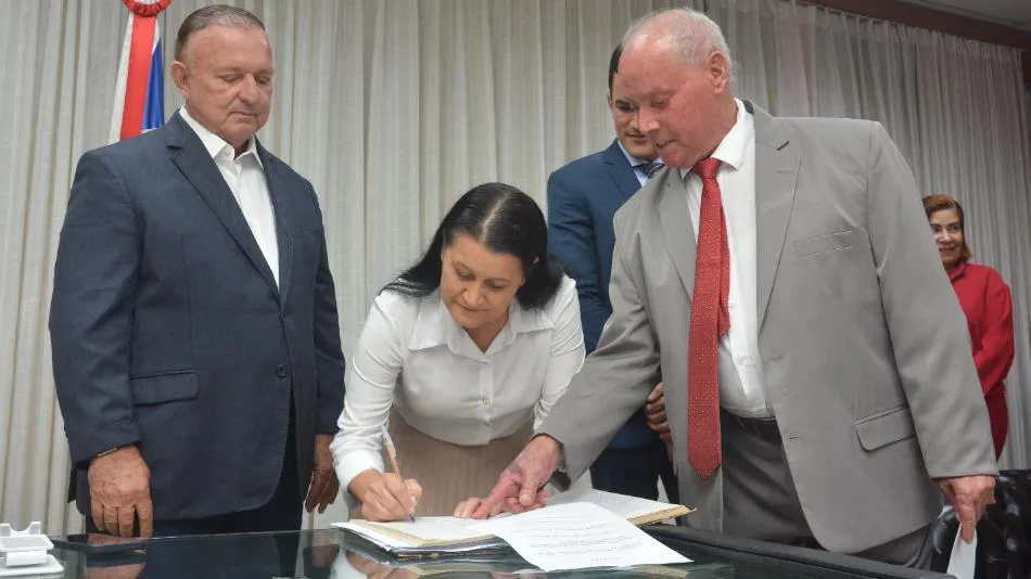 Jusmari Oliveira toma posse como deputada na Assembleia Legislativa da Bahia