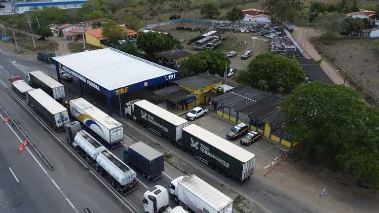 PRF reforça fiscalização de veículos de carga na Bahia com Operação Descanso Legal I