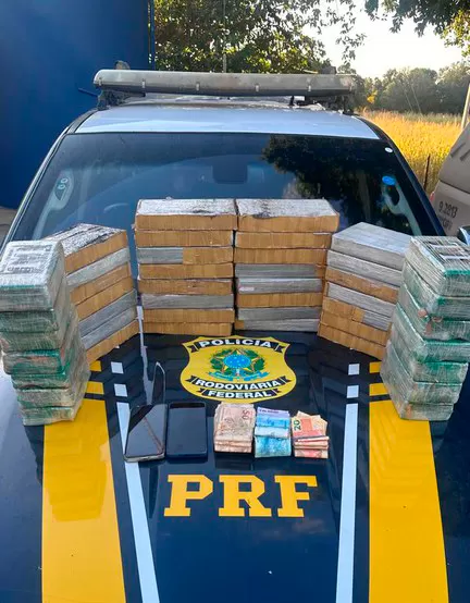 PRF apreende 44 kg de cocaína escondidas em compartimentos ocultos em veículo na BR-242, cidade de Ibotirama