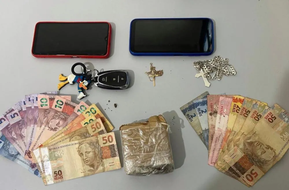 PM prende dois suspeitos com drogas e dinheiro dentro de táxi em Livramento de Nossa Senhora