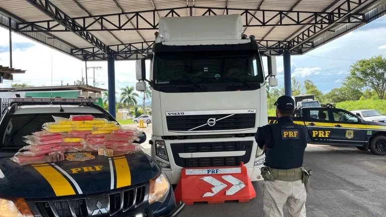 PRF apreende 37,8 kg de cocaína ao abordar uma carreta, em Barreiras