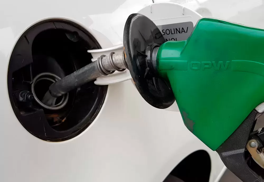 Acelen anuncia redução de 4% no preço da Gasolina para distribuidoras