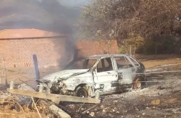 Carro colide com poste e pega fogo em zona rural de Livramento de Nossa Senhora