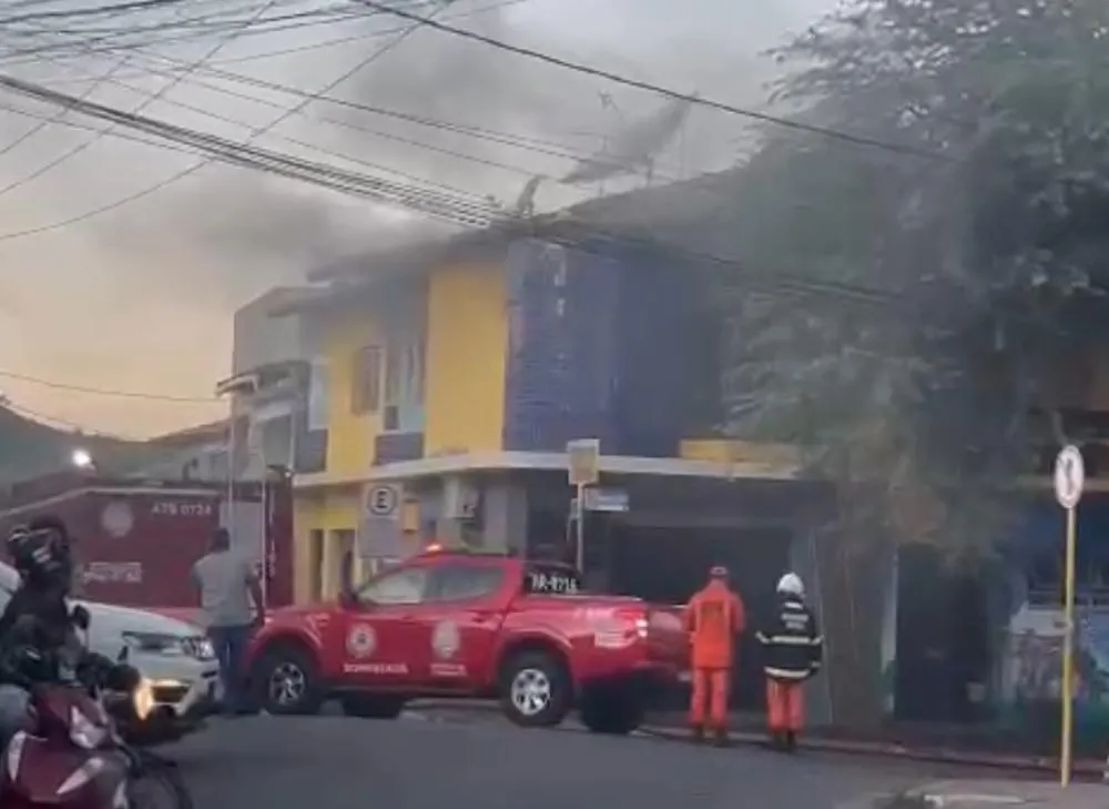 Brumado: Corpo de Bombeiros controla incêndio e evita desastre no centro da cidade