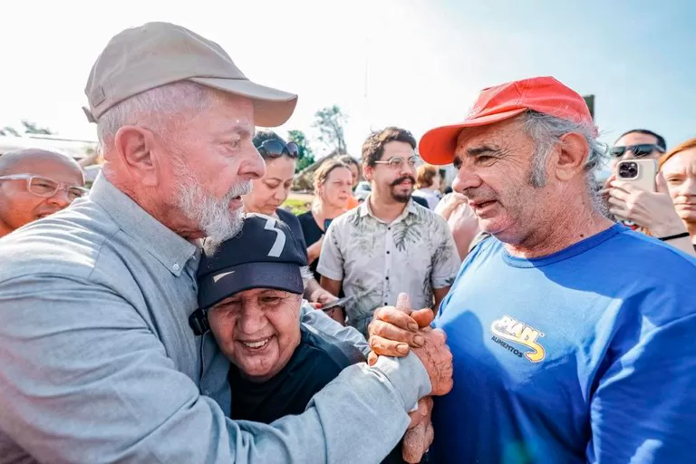 'Nós vamos estar junto de vocês nessa luta', diz Lula a moradores de cidades gaúchas