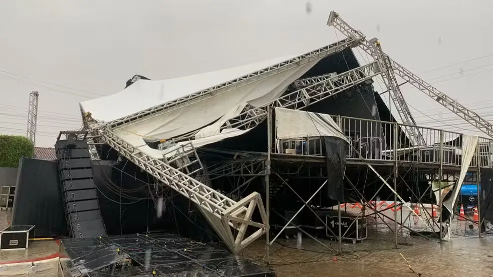 Temporal e ventania derrubam palco e cancelam show de Tayrone no interior da Bahia