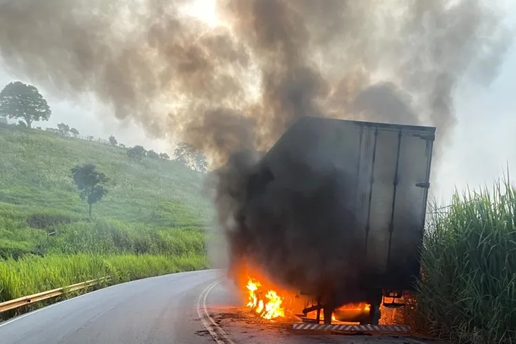 Veículo pega fogo em curva da BA-263; motorista escapa ileso