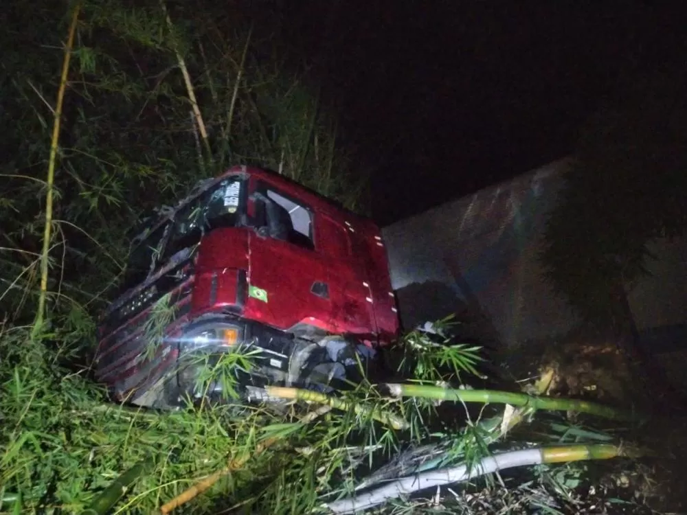 Falha nos freios causa acidente com caminhão na Serra do Marçal