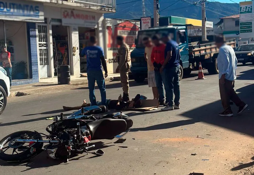 Acidente entre moto e carro em Livramento de Nossa Senhora deixa motociclista ferido