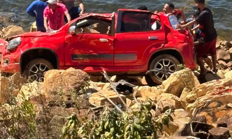 Veículo capota e quase cai na Barragem Luiz Vieira em Rio de Contas
