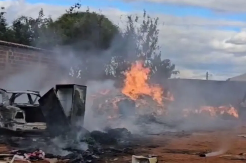 Incêndio de grandes proporções atinge galpão de reciclagem em Aracatu