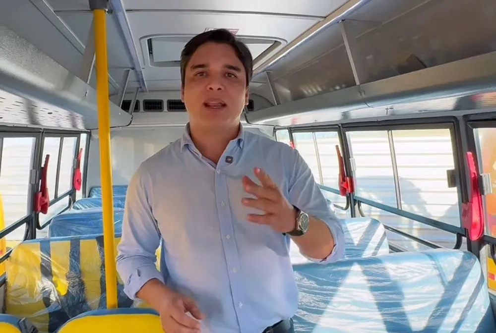 Deputado Vitor Bonfim participa da entrega de ônibus escolares para todos os municípios da Bahia