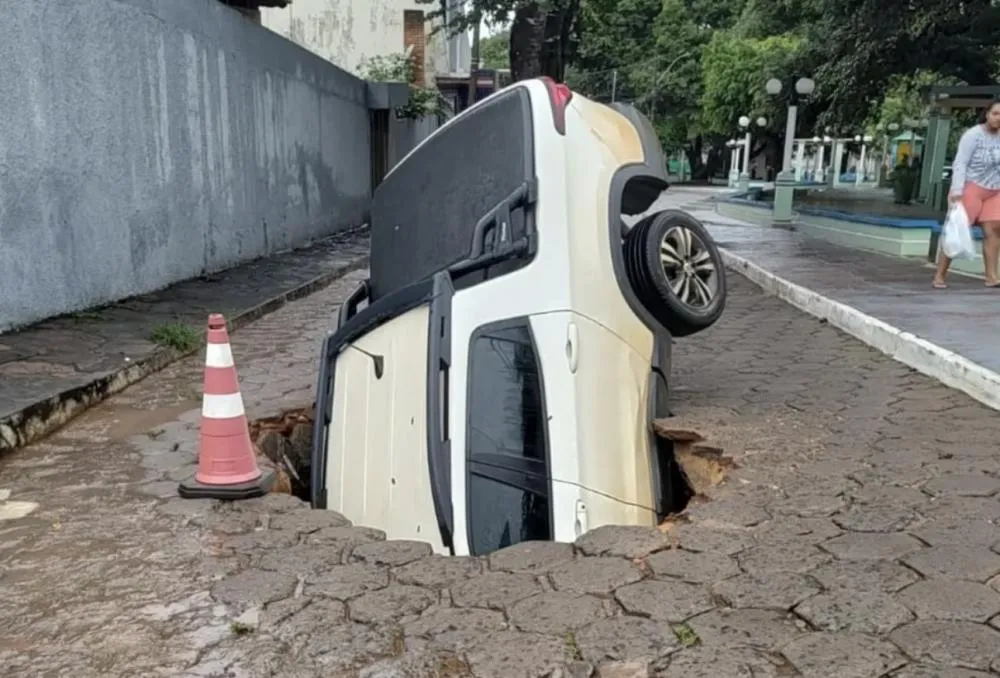 Carro afunda em cratera no centro de Caetité